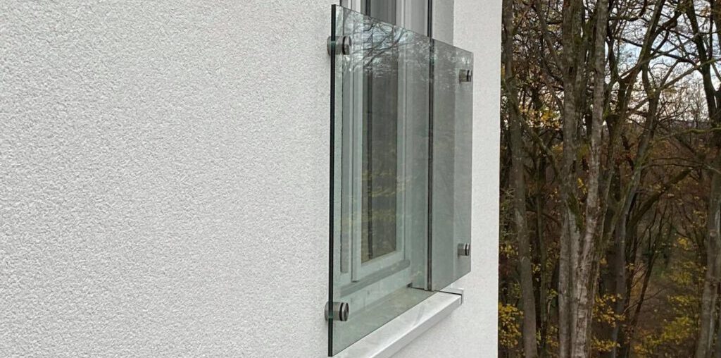 Fensterbrüstüng aus Glas mit Punkthaltern in Remscheid