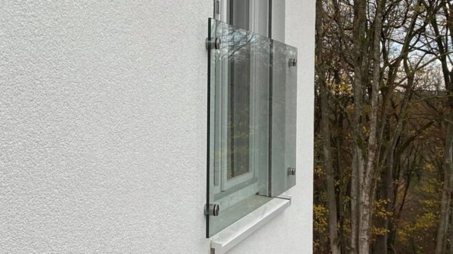 Fensterbrüstüng aus Glas mit Punkthaltern in Remscheid