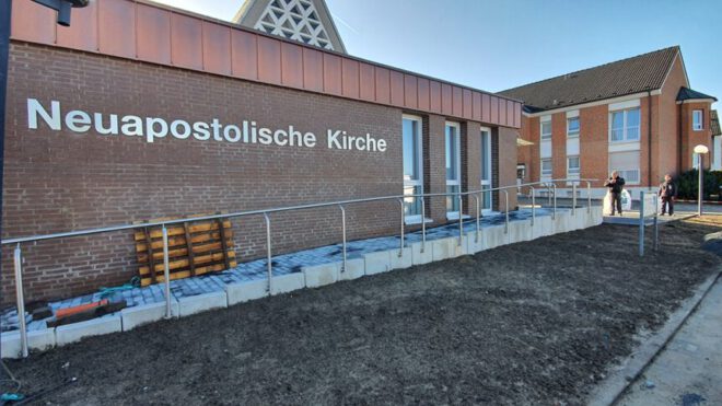 Vordach und Brüstungsgeländer bei Neuapostolische Kirche in Iserlohn