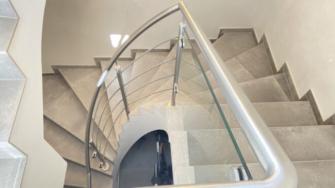 Treppengeländer mit Glas- und Stabfüllung